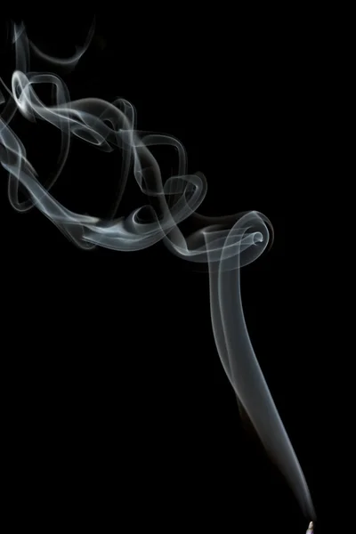 Rauch isoliert auf schwarz — Stockfoto