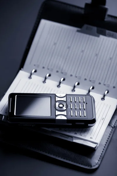 Personliga arrangör och mobiltelefon — Stockfoto