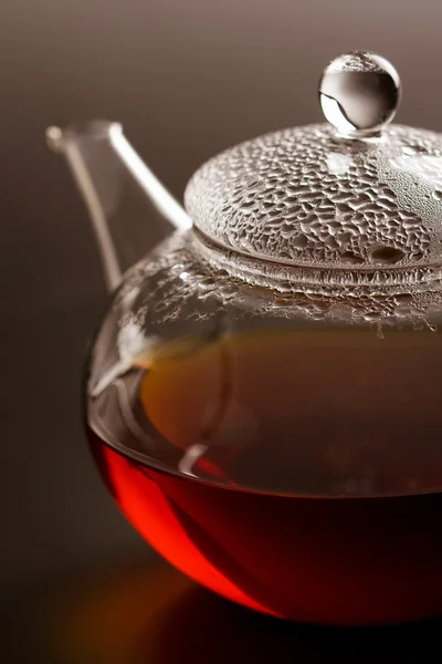 Théière transparente avec thé noir — Photo