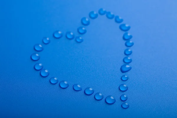Kształt niebieski serca kropelek wody — Zdjęcie stockowe