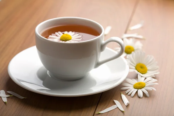 一杯の紅茶、カモミールの花 — ストック写真