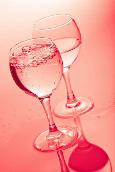 Water in glasses toned pink — Stock Photo, Image