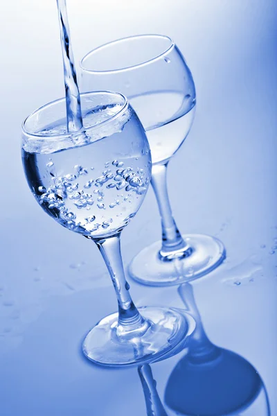 Reines Wasser spritzt ins Glas — Stockfoto