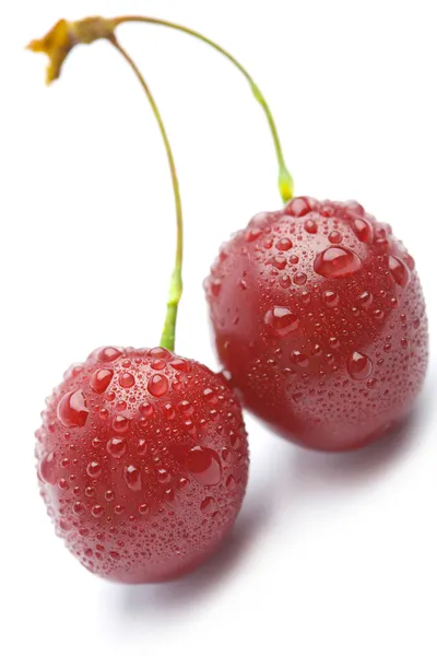 Sweet cherry med vattendroppar isolerade — Stockfoto