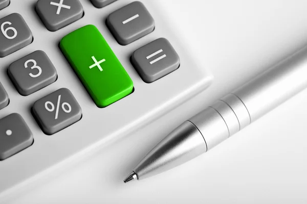 Kalkulator i pióro. Plus zielony przycisk — Zdjęcie stockowe