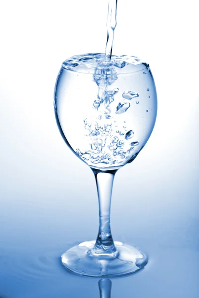Woda wlewająca się do szkła — Zdjęcie stockowe