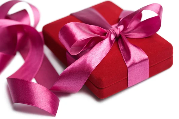 Červená dárková krabička s růžovou mašlí, samostatný — Stock fotografie