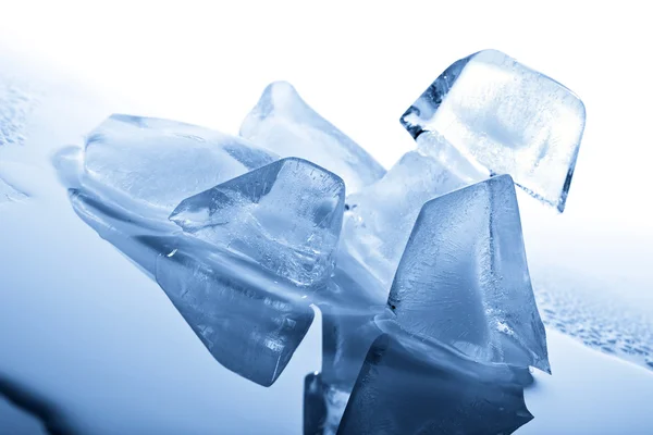Topienie kostek lodu — Zdjęcie stockowe