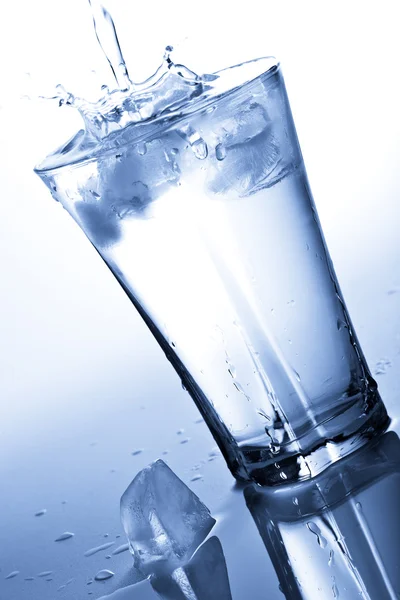 Water spatten in glas — Stockfoto