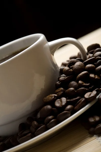 Vit kopp kaffe och kaffebönor — Stockfoto