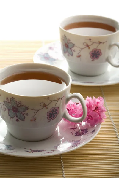 Iki bardak çay ve çiçekler — Stok fotoğraf