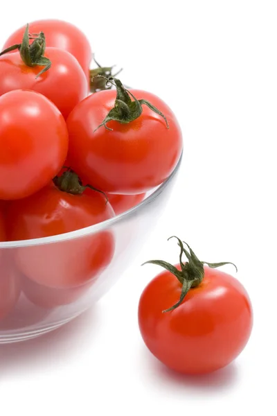 Tomates maduros en tazón aislado —  Fotos de Stock