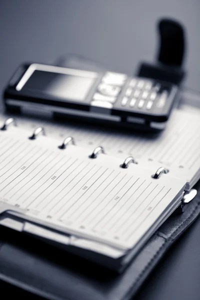 Organizador e telefone celular — Fotografia de Stock