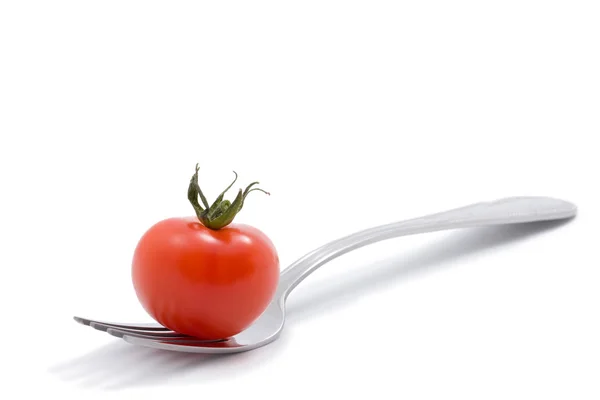 Tomate vermelho em um garfo isolado — Fotografia de Stock