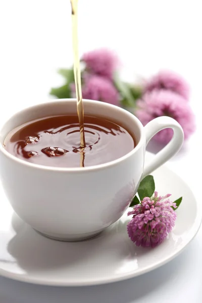 Herbata zalewanie biały kubek na białym tle — Zdjęcie stockowe