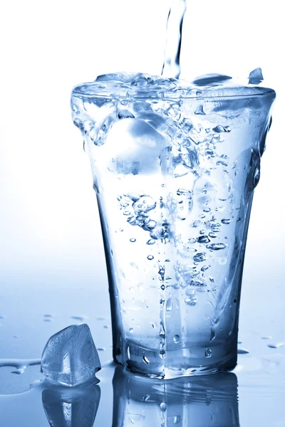 Víz fröccsenése üvegbe — Stock Fotó