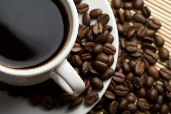 Šálek kávy a kávových zrn — Stock fotografie