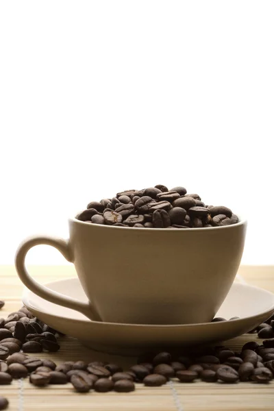 Kopje koffie en koffiebonen geïsoleerd — Stockfoto
