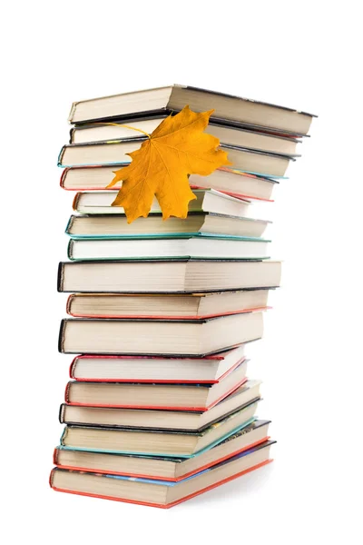 Stos książek i jesień liść na białym tle — Zdjęcie stockowe