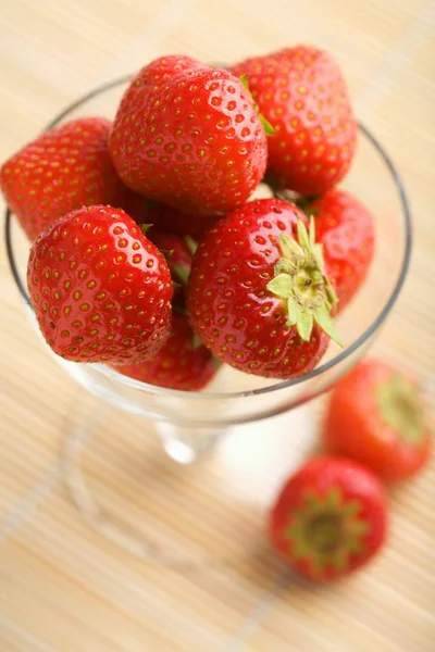 Reife Erdbeeren in Glasschale — Stockfoto