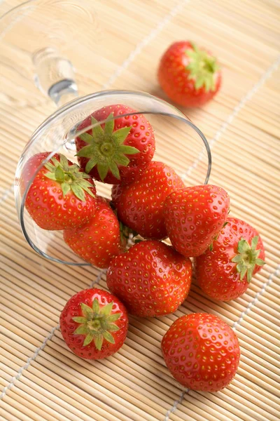 草莓从碗落下 — 图库照片