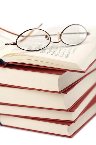 Stos książek na białym tle okulary — Zdjęcie stockowe
