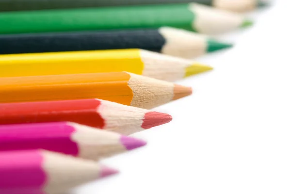 Lijn van kleurrijke potloden geïsoleerd — Stockfoto
