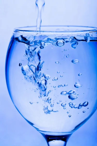 Acqua versata nel vetro — Foto Stock
