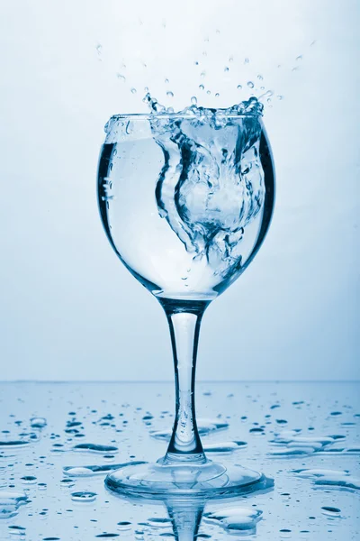 Agua pura salpicando en vidrio — Foto de Stock