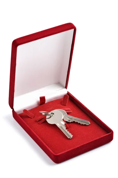 Отдельные ключи в красной подарочной коробке — стоковое фото