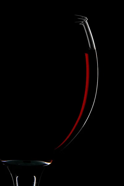 De helft van rode wijn glas geïsoleerd op zwart — Stockfoto