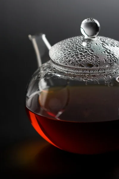 Transparante theepot met zwarte thee — Stockfoto