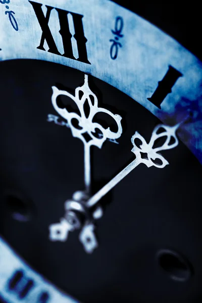 Donkere antieke clock — Stockfoto