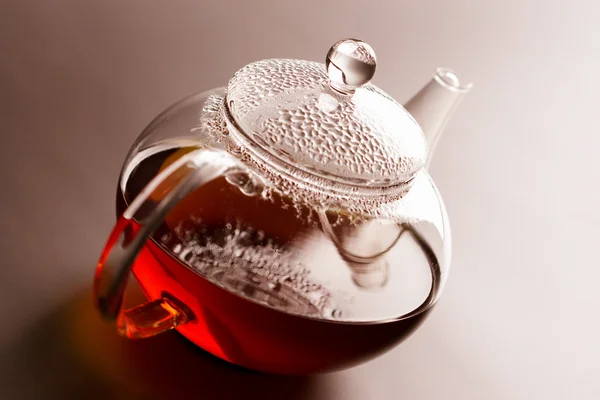 Teiera di vetro con tè nero — Foto Stock