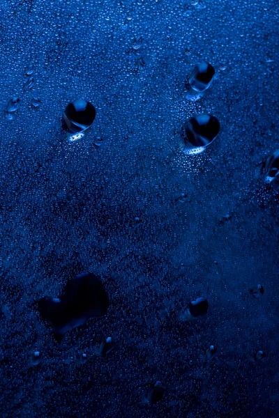 Sötét kék vízcseppek háttér — Stock Fotó