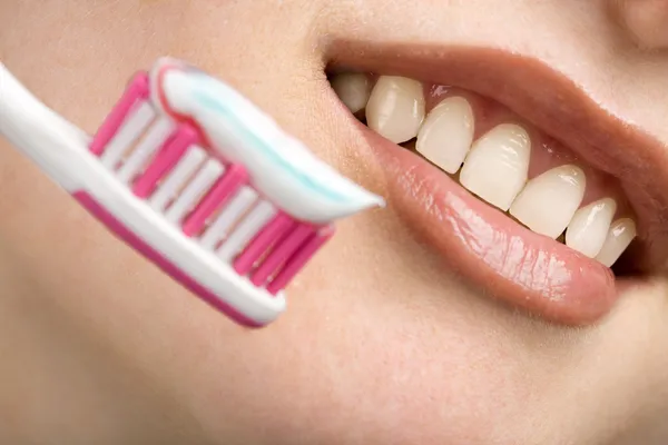 Vitt leende och tandborste — Stockfoto