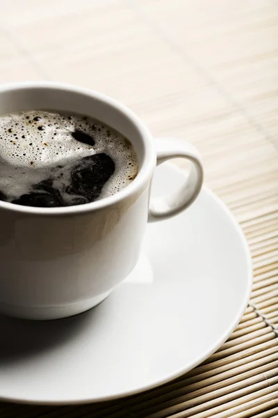 竹の上のコーヒーの白いカップ — ストック写真