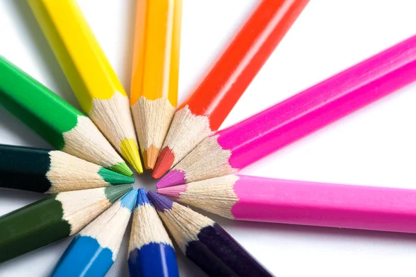 Lápis coloridos em forma redonda isolados — Fotografia de Stock