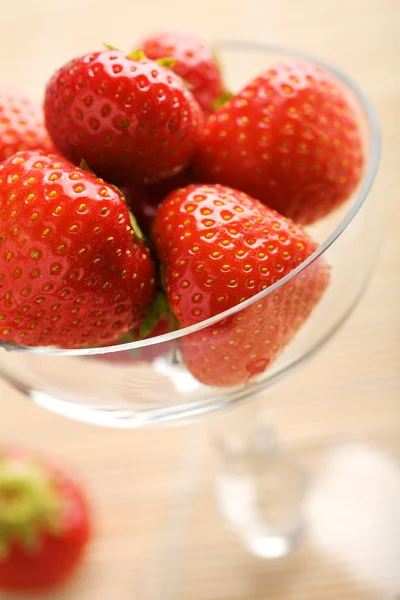 玻璃碗里成熟的草莓 — 图库照片