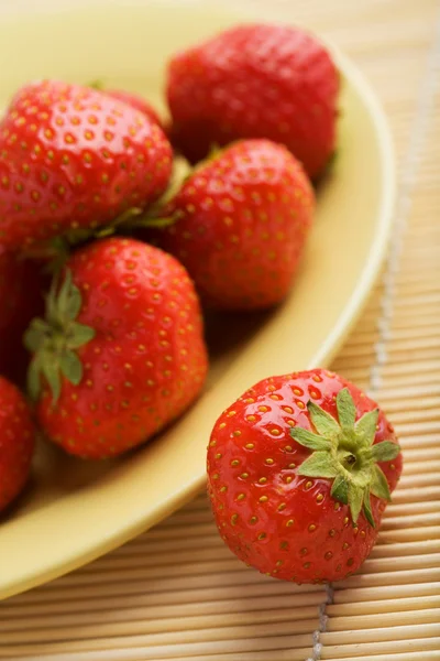 黄盘中成熟的草莓 — 图库照片