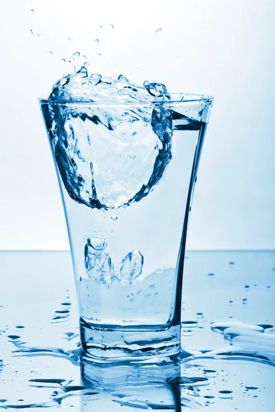 Agua salpicando en vidrio — Foto de Stock