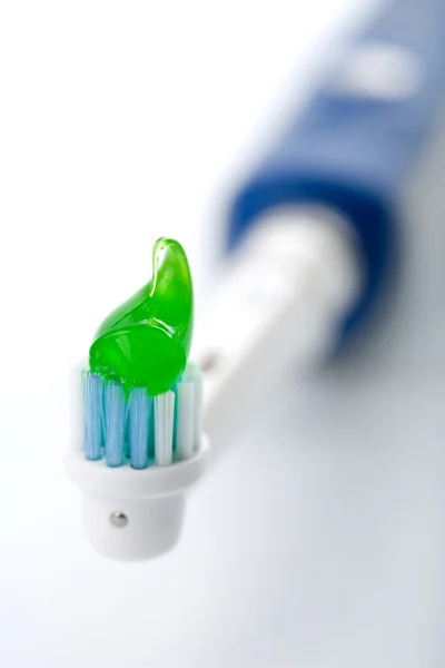 Електрична зубна щітка з зубною пастою — стокове фото