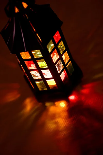 Lanterne colorée brûlant dans l'obscurité — Photo