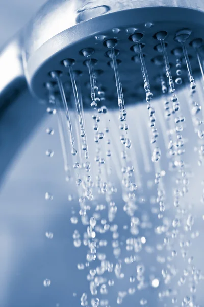 Wody płynącej z metalu prysznic — Zdjęcie stockowe