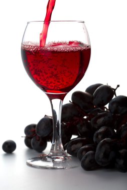kadeh kırmızı şarap ve üzüm izole