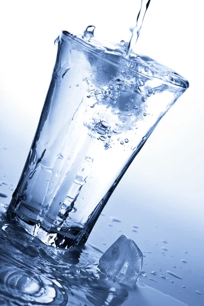 Agua salpicando en vidrio con — Foto de Stock