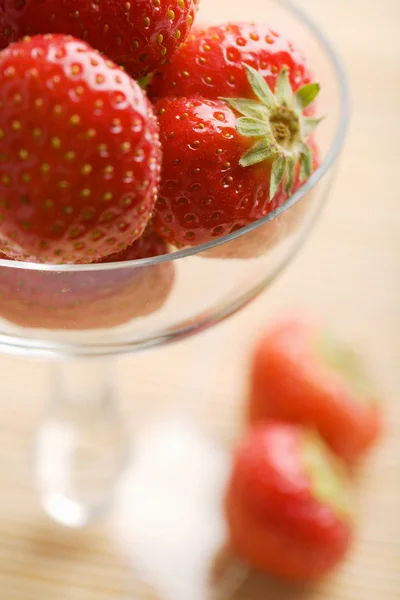유리 그릇에 잘 익은 딸기 — 스톡 사진