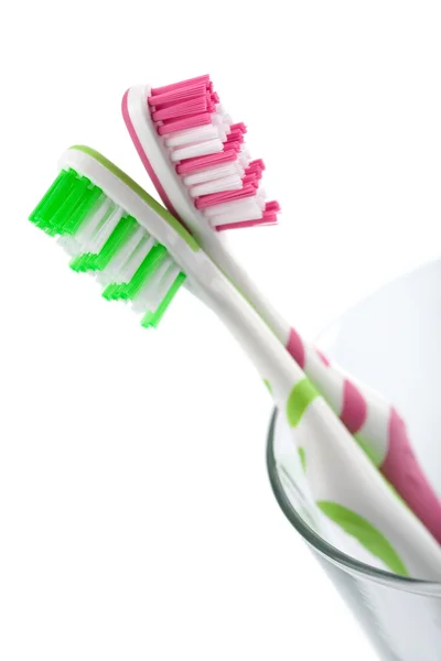 Twee kleurrijke tandenborstels geïsoleerd — Stockfoto