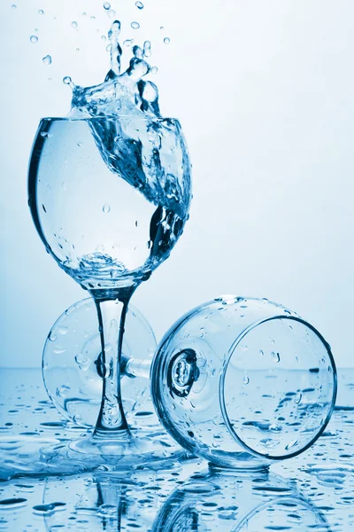 Tiszta víz a pohárba fröccsenő — Stock Fotó