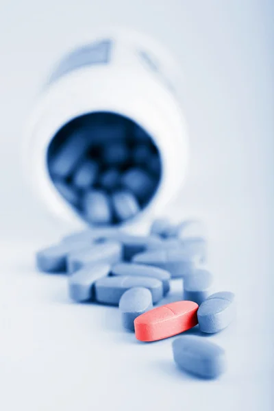 Modré pilulky s jednou červenou pilulku — Stock fotografie